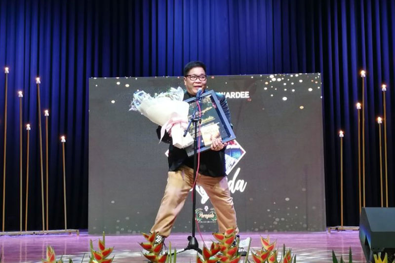ABS CBN wins Best TV Station at Paragala Awards for 5th Year 5